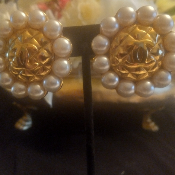 CHANEL VINTAGE CLIP EARRINGS - Picture 1 of 3